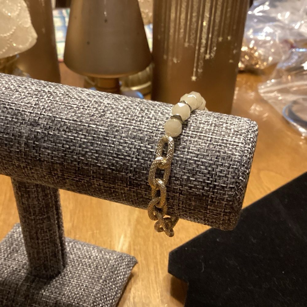 Another Great Set of 2 Stretchable Bracelets. - Picture 11 of 12